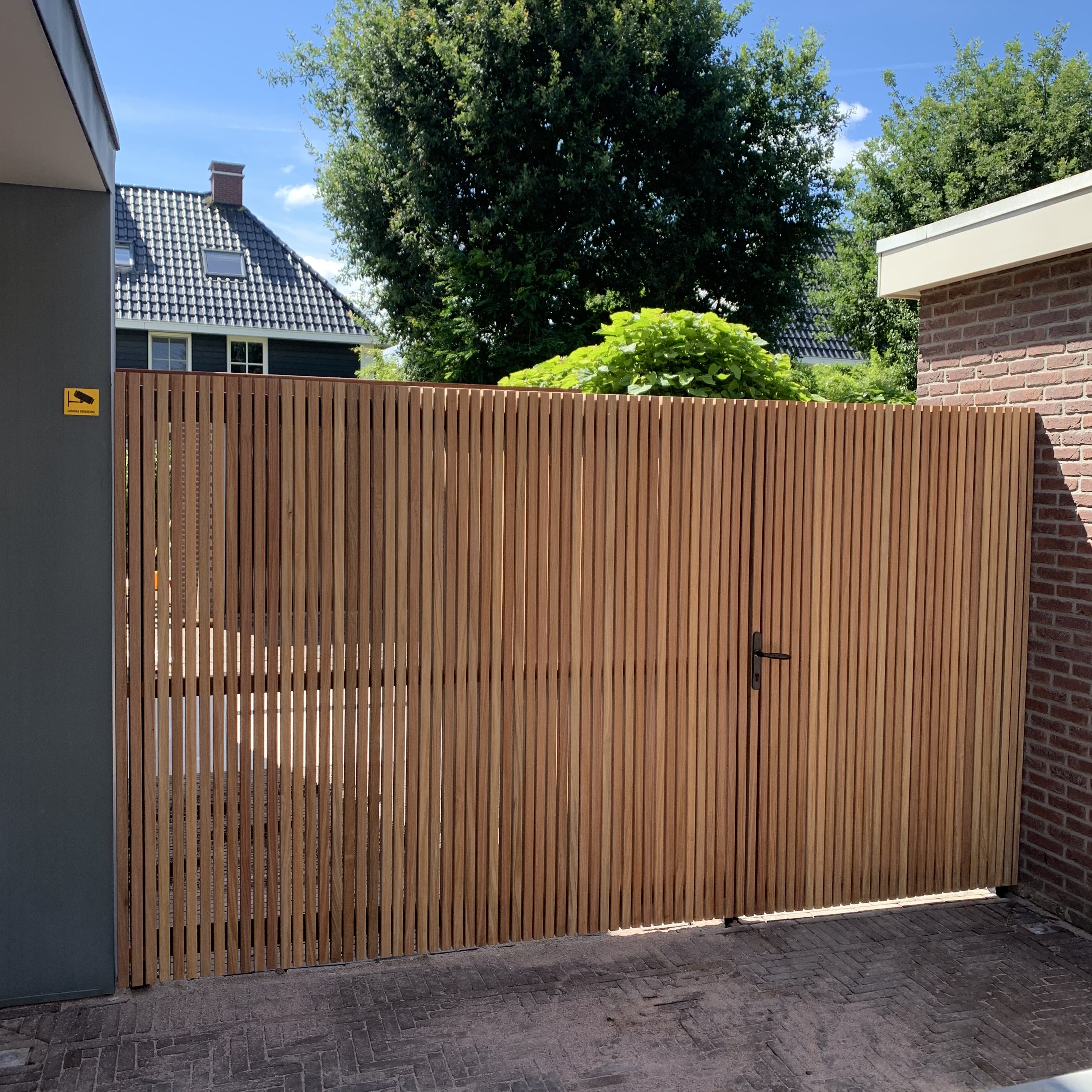 Poorten van hardhout en staal, mooi voor in elke tuin Ronduithout.nl